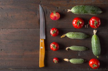 Domates ve keskin bir bıçak.