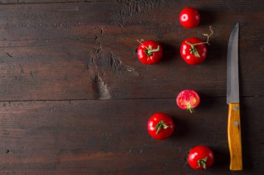 Domates ve keskin bir bıçak.