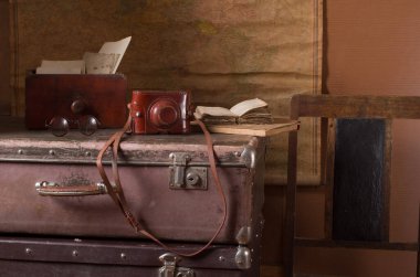 Kameralı eski bavul.