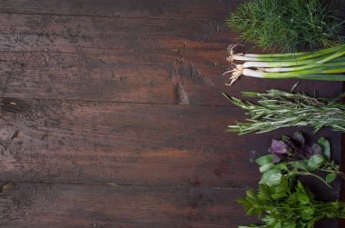  Eski ahşap arka planda otlar