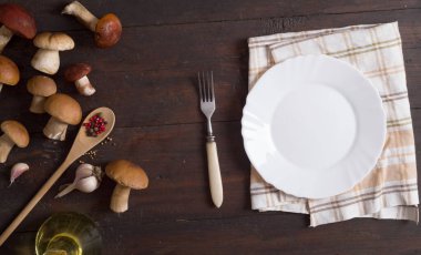  Tahta masadaki mantarlar