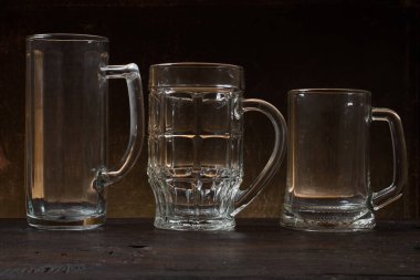 Boş bira bardağı.