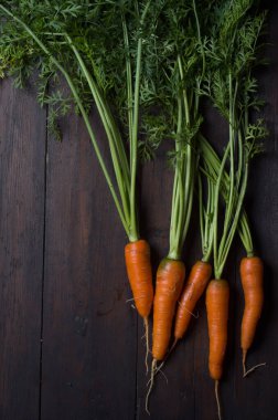 ahşap bir masa üzerinde bir Carrot