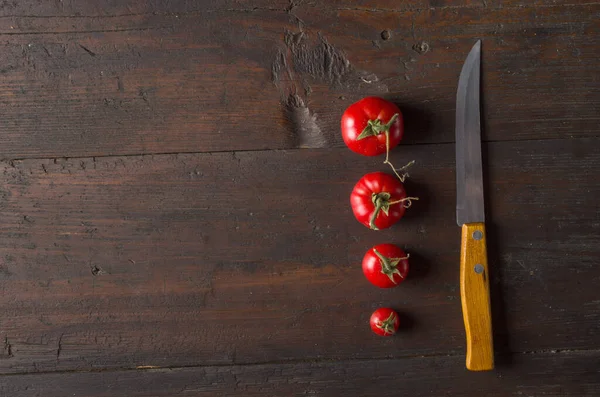 Tomatoes and a sharp knife — Stock Photo, Image