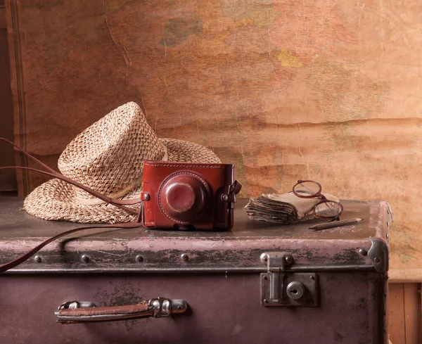 Oude koffer met een camera — Stockfoto