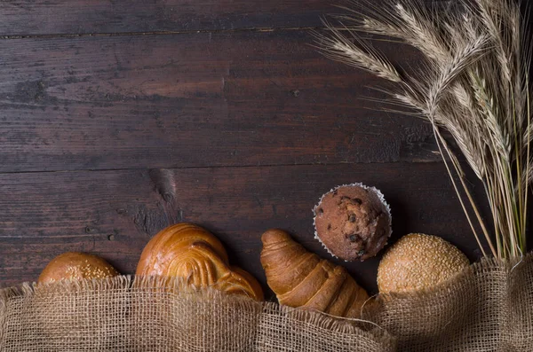 Chleb na drewnianym stole — Zdjęcie stockowe