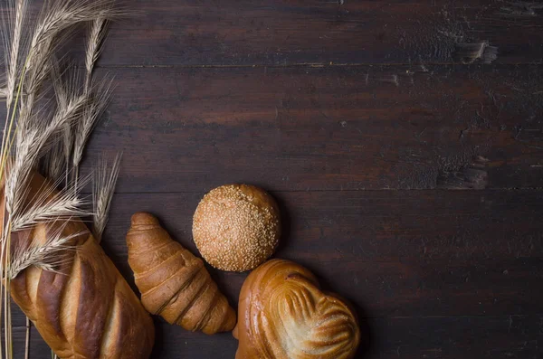 Brood op een houten tafel — Stockfoto