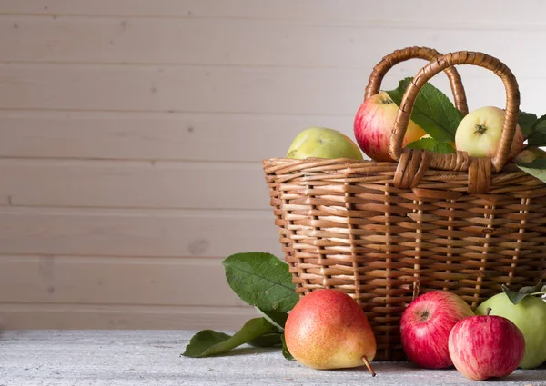 Päron och äpplen — Stockfoto