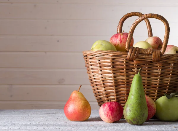 Груши и яблоки — стоковое фото
