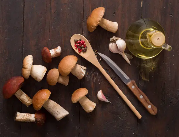 Funghi su un tavolo di legno — Foto Stock