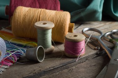 yüksük ve iğneler