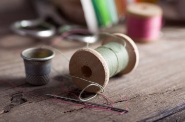 yüksük ve iğneler 