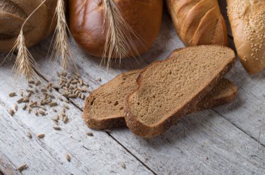 ahşap masa üzerinde pişmiş ekmek