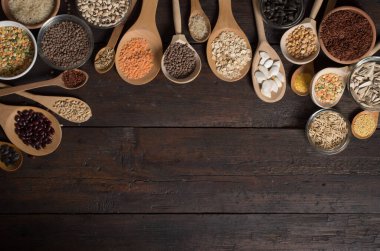 ahşap zemin üzerinde tahıllar