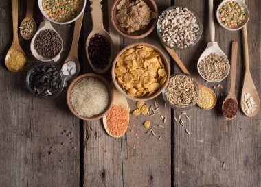 ahşap zemin üzerinde tahıllar