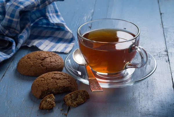 Egy csésze tea az asztalon. — Stock Fotó