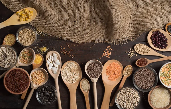 Cereali su fondo di legno — Foto Stock