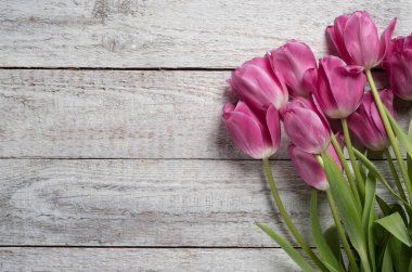  ahşap arka plan üzerinde pembe laleler.