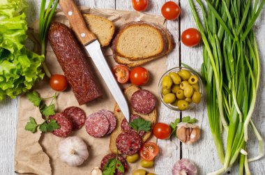 Tahtada salam ve ekmek