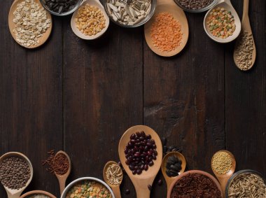 ahşap zemin üzerinde tahıllar