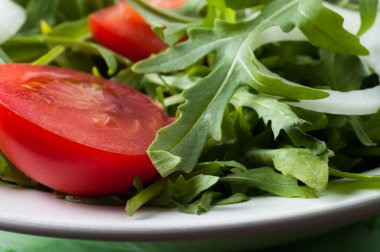 Roka salatalı vişneli domates.