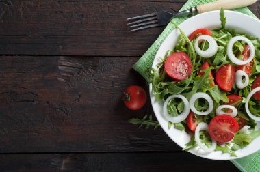 Roka salatalı vişneli domates.