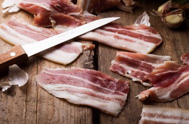 ahşap tahta üzerinde pastırma