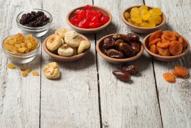 Ahşap arka planda kurumuş meyveler