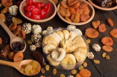 Ahşap arka planda kurumuş meyveler