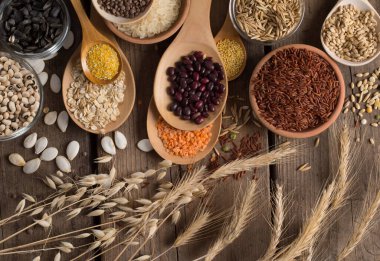 ahşap zemin üzerinde tahıllar