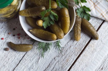 Tahta masada, kasede salatalık turşusu.