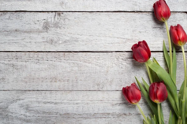 Tulipanes sobre mesa de madera — Foto de Stock