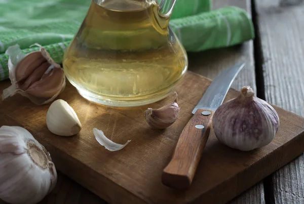Still life of garlic and oil — Stock Photo, Image