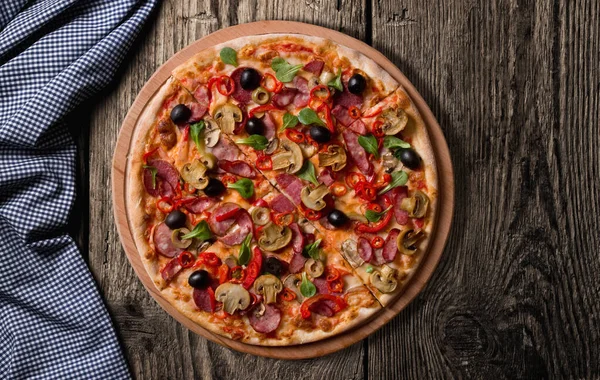 Frische Pizza auf Holz — Stockfoto