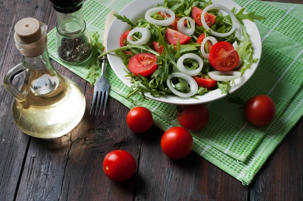 Cherry tomatoes with arugula salad — Stock Photo, Image