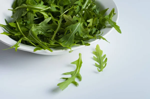 Daun arugula segar dalam putih — Stok Foto