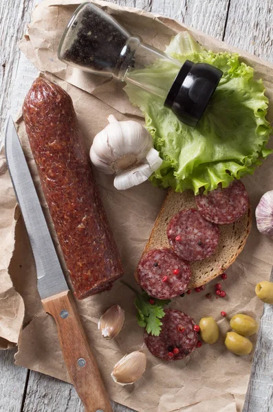 Salami och bröd — Stockfoto