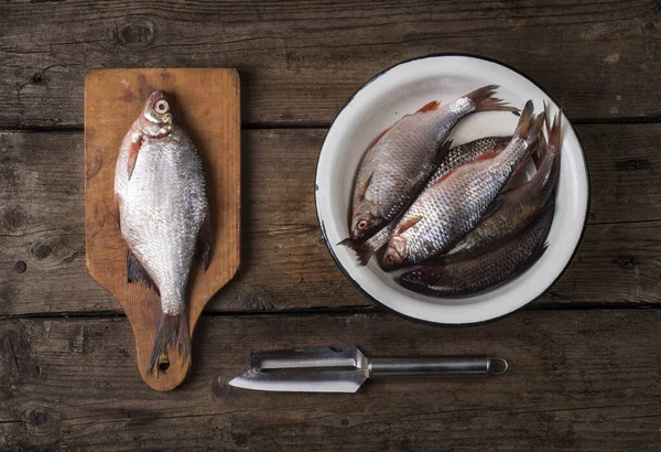 Fisch am Schneidebrett — Stockfoto