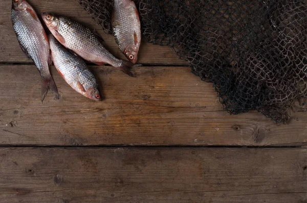 Fisch auf einem hölzernen Hintergrund — Stockfoto
