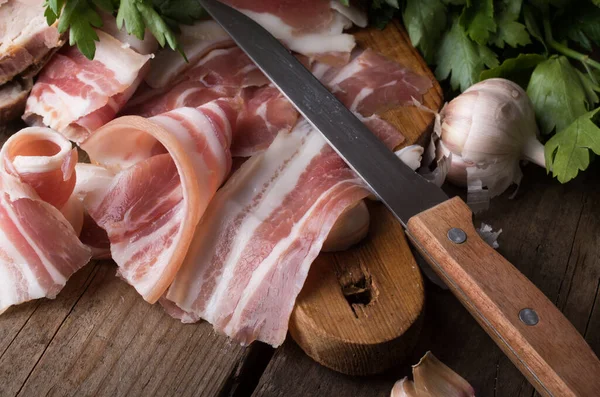 Bacon su tavola di legno — Foto Stock