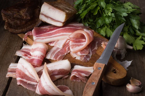 Bacon su tavola di legno — Foto Stock