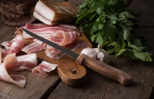 Bacon em tábua de madeira — Fotografia de Stock