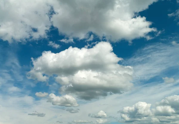 Blauwe lucht met wolk — Stockfoto