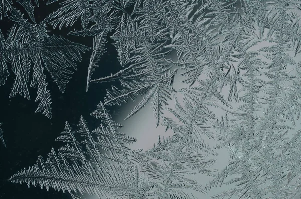 Frostiges natürliches Muster am Winterfenster — Stockfoto