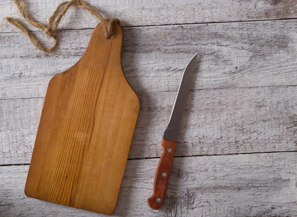 Μαχαίρι στο τραπέζι κουζίνας ρουστίκ — Φωτογραφία Αρχείου