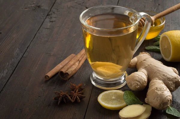 Zázvorový čaj s mátou a citrónem — Stock fotografie