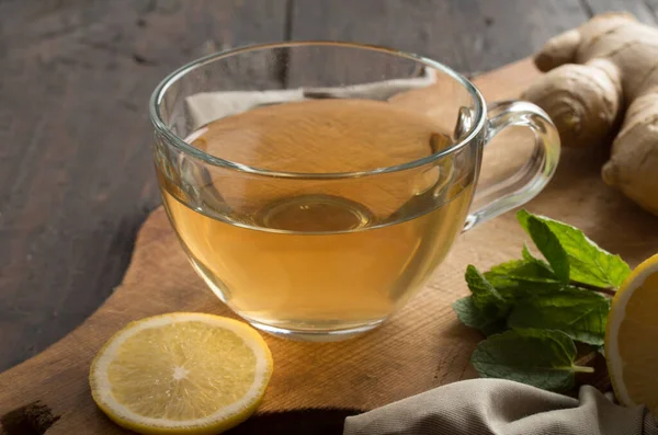 Zázvorový čaj s mátou a citrónem — Stock fotografie