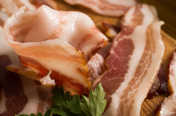 Syrová uzená pruhovaná krájená slanina — Stock fotografie