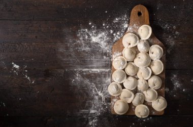 Masada un içinde hamur tatlısı.