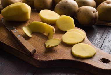 Eski ahşap masa taze patates